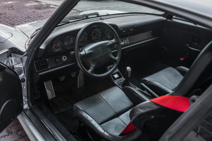 Интерьер Porsche 911 GT2 (993) 1996 года  (фото 5 из 49)